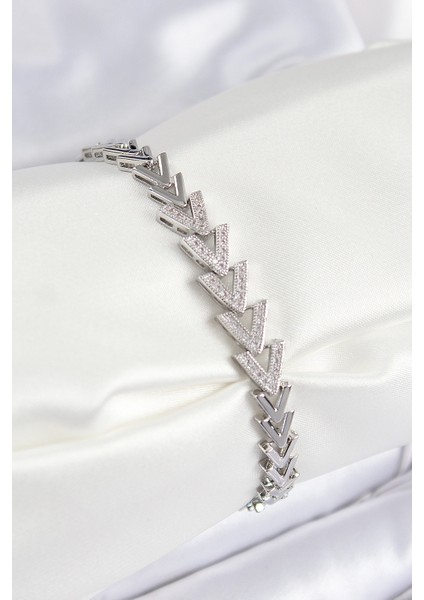 Pirinç Zirkon Taşlı Sıralı Ok Model Gümüş Renk Kadın Bileklik