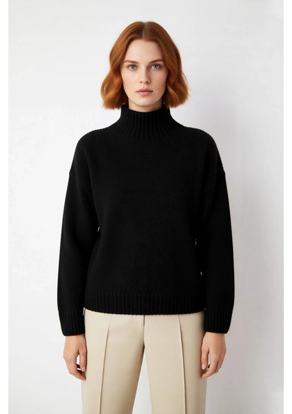 Kadın Oversize Dik Yaka Triko Kazak Soğuk Günlerde Konforlu ve Rahat Bir Görünüm Sunar Kaliteli