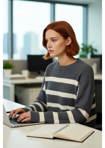 Kadın Basic Siluet Gri Çizgili Akrilik Materyal Crop Triko Kazak Uzun Kollu Günlük Şık Kaliteli