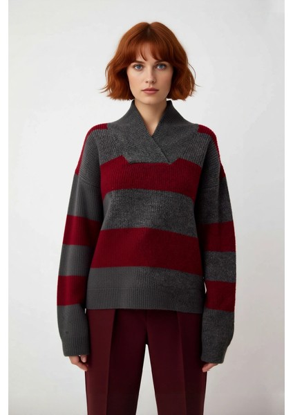 Kadınlara Özel Uzun Kollu Oversize Kesim V Yaka Çizgili Triko Kazak Kışlık Kombinlerin Gözdesi