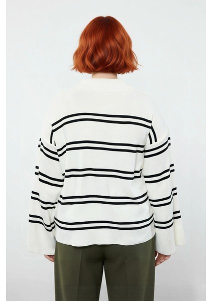 Kadın Triko Çizgili Polo Yaka Kazak Relaxed Kesimiyle Konforlu ve Şık Bir Kış Kombini Yaratır modelleri