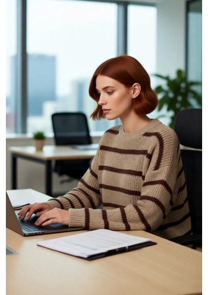 Kadın Çizgili Oversize Triko Kazak Bisiklet Yaka Tasarımı ile Uzun Kollu Kış Günlerinin Yıldızı