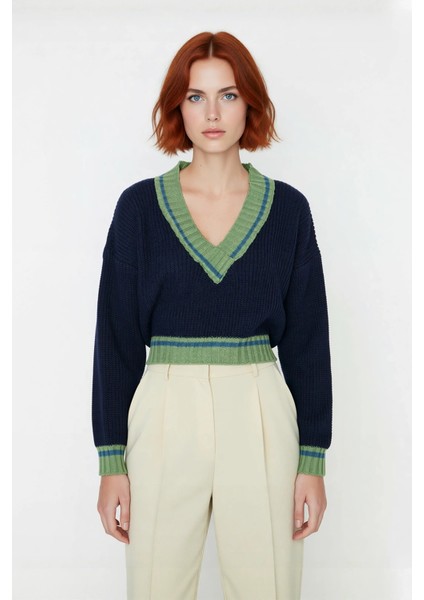 Kadın Kolej Temalı V Yaka Akrilik Oversize Triko Kazak Rahat Düşük Kol Crop Kış Stili. Kaliteli