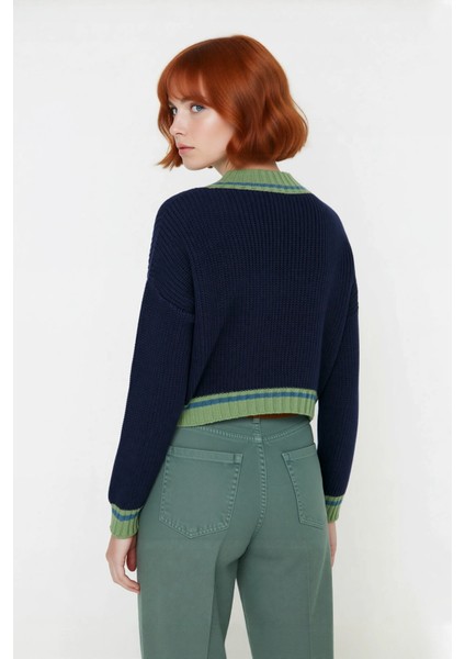 Kadın Kolej Temalı V Yaka Akrilik Oversize Triko Kazak Rahat Düşük Kol Crop Kış Stili. Kaliteli fiyatları