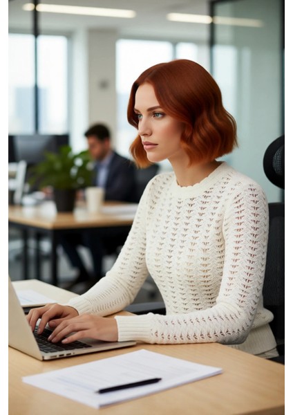 Kadın Ince Ajurlu Triko Kazak Fitted Kalıbı ve Bisiklet Yakasıyla Ilkbahar Sonbahar Zarafeti Sunar