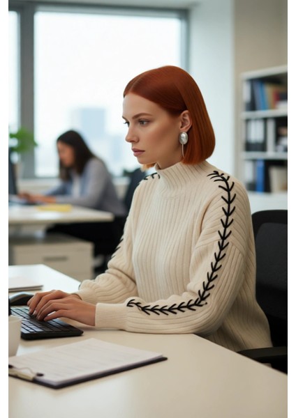 Kadın Rahat Oversize Dik Yaka Nakışlı Triko Kazak Soğuk Hava Şıklığı Için Ideal Seçim Kaliteli