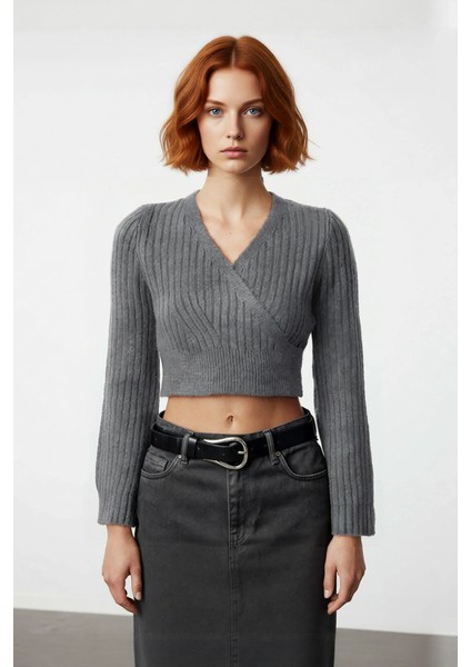 Kadınlara Özel Fitilli Kruvaze Crop Triko Kazak Serin Havalarda Şıklığı ve Konforu Bir Arada Sunar