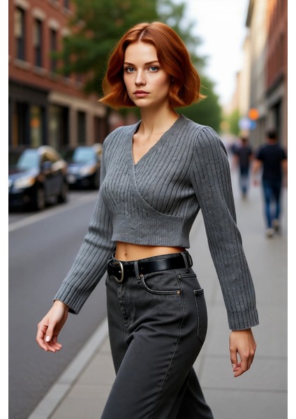 Kadınlara Özel Fitilli Kruvaze Crop Triko Kazak Serin Havalarda Şıklığı ve Konforu Bir Arada Sunar modelleri