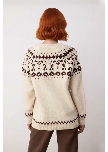 Kadınlara Özel Oversize Rahat Kesim Etnik Triko Kazak V Yaka Kış Sezonu Soğuk Hava Şıklığı modelleri