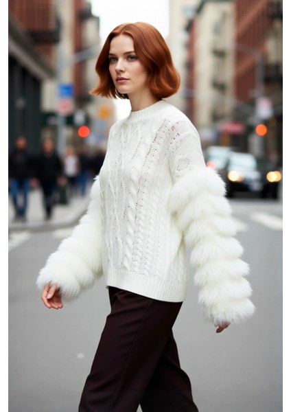 Kadın Oversize Kesim Saç Örgü Desenli Düşük Kol Püsküllü Triko Kışlık Kazak Modern ve Konforlu fırsatları