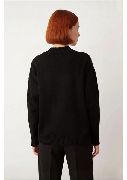 Kadın Uzun Boy Düşük Kol Dik Yaka Triko Kazak Işlemeli Tasarımıyla Soğuk Günlerin Vazgeçilmezi modelleri