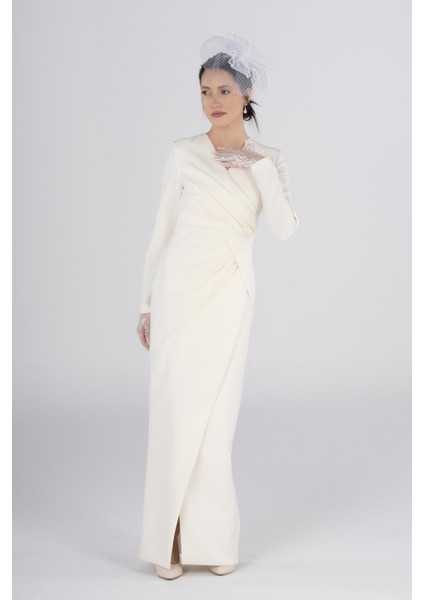 Kırık Beyaz Drapeli Uzun Elbise – Gizli Fermuarlı, Rahat Formda Nikah & Özel Gün Elbisesi