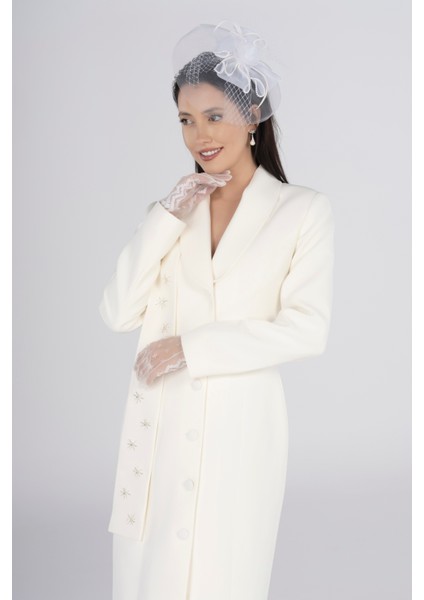 Şal Taş ve Boncuk İşlemeli Vatkalı Kruvaze Yaka Kırık Beyaz Uzun Ceket Elbise