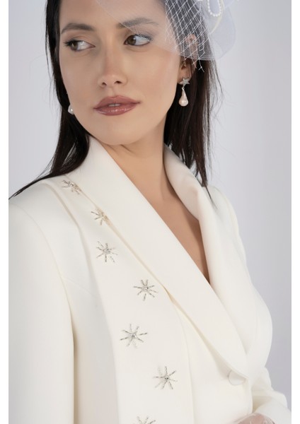 Şal Taş ve Boncuk İşlemeli Vatkalı Kruvaze Yaka Kırık Beyaz Uzun Ceket Elbise modelleri