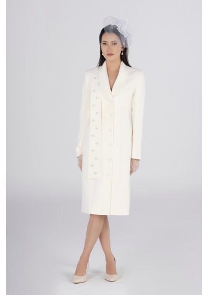 Şal Taş ve Boncuk İşlemeli Vatkalı Kruvaze Yaka Kırık Beyaz Uzun Ceket Elbise fırsatları