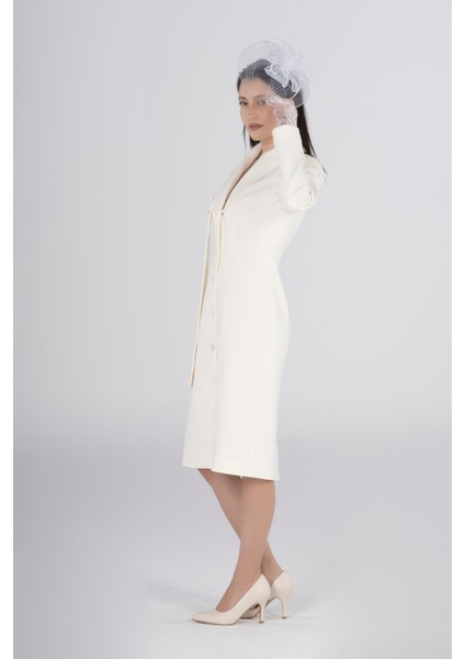 Şal Taş ve Boncuk İşlemeli Vatkalı Kruvaze Yaka Kırık Beyaz Uzun Ceket Elbise