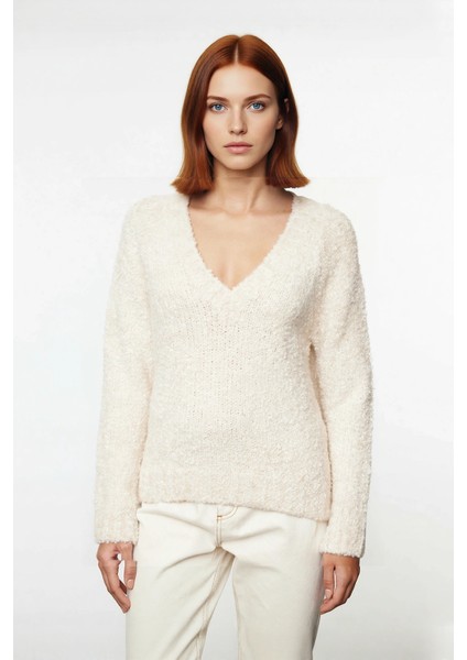 Kadın Günlük Konforlu Bej Akrilik Triko Regular Kalıp Derin V Yaka Uzun Kollu Dokulu Kazak Seçimi fiyatları