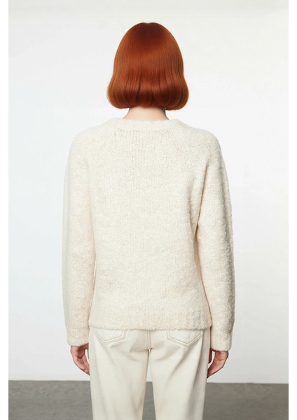 Kadın Günlük Konforlu Bej Akrilik Triko Regular Kalıp Derin V Yaka Uzun Kollu Dokulu Kazak Seçimi modelleri