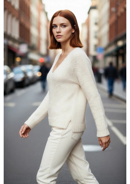 Kadın Günlük Konforlu Bej Akrilik Triko Regular Kalıp Derin V Yaka Uzun Kollu Dokulu Kazak Seçimi fırsatları