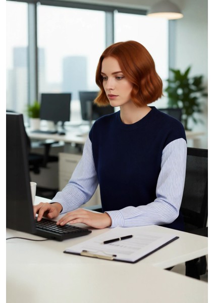 Kadın Lacivert Renk Bloklu Oversize Bisiklet Yaka Çizgili Gömlek Detaylı Triko Kazak Modern Rahatlık