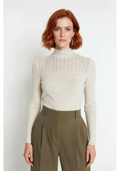 Kadın Ince Yapılı Dik Yaka Ajurlu Detaylı Triko Kazak Fitted Kesimiyle Gün Boyu Rahatlık Sunar fiyatları