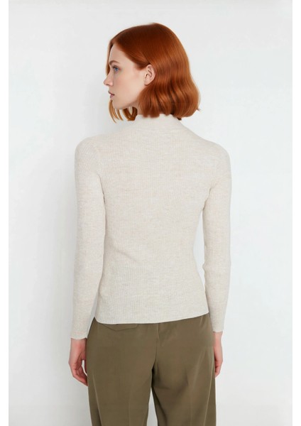 Kadın Ince Yapılı Dik Yaka Ajurlu Detaylı Triko Kazak Fitted Kesimiyle Gün Boyu Rahatlık Sunar modelleri