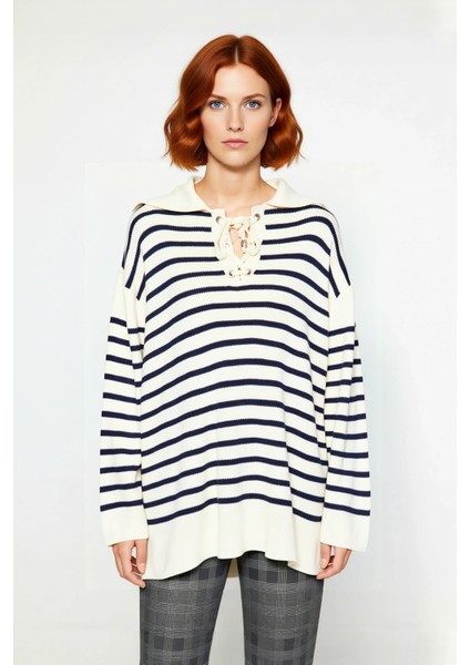 Kadın Günlük Relaxed Kalıp Çizgili Bağcıklı Yaka Triko Kazak Konforlu ve Şık Bir Tarz Sunar fiyatları