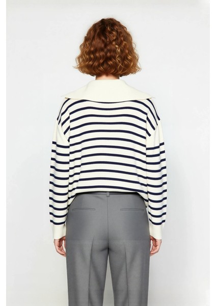 Kadın Günlük Relaxed Kalıp Çizgili Bağcıklı Yaka Triko Kazak Konforlu ve Şık Bir Tarz Sunar modelleri