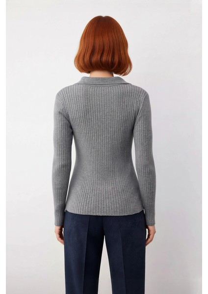 Kadın Polo Yaka Fitilli Triko Kazak Modern Fitted Tasarımıyla Casual Şıklığı Soğuk Havalarda fiyatları