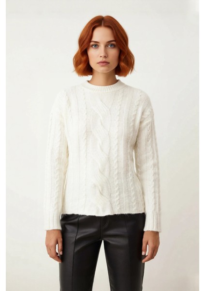 Kadın Düşük Kol Bisiklet Yaka Saç Örgü Triko Kazak Kış Günlerine Sıcak Bir Dokunuş Katıyor.