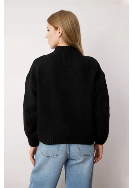 Kadın Kalın Oversize Triko Kazak Dik Yaka Detayıyla Casual Kombinlerin Vazgeçilmezi Kaliteli modelleri