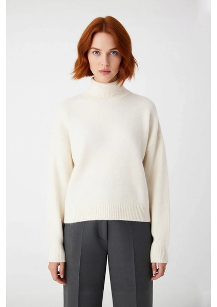 Kadın Oversize Kalın Triko Kazak Gri Rengi ve Dik Yaka Tasarımıyla Kış Kombinlerinin Yıldızı fiyatları