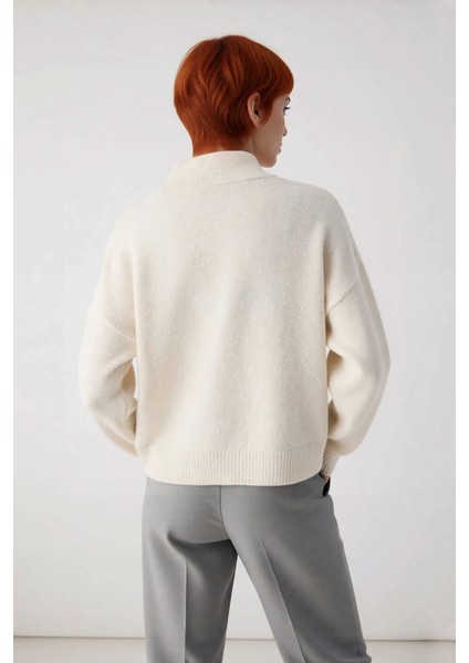 Kadın Oversize Kalın Triko Kazak Gri Rengi ve Dik Yaka Tasarımıyla Kış Kombinlerinin Yıldızı modelleri