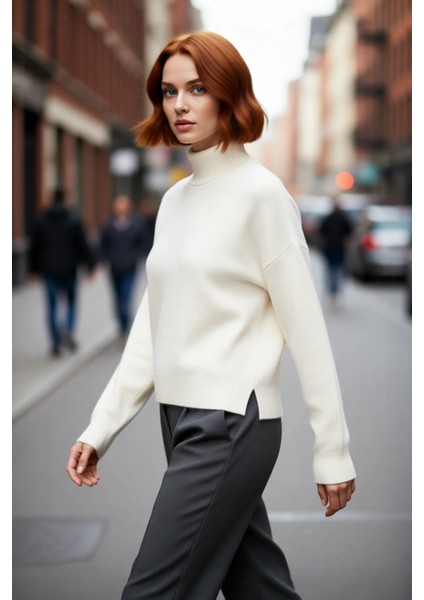 Kadın Oversize Kalın Triko Kazak Gri Rengi ve Dik Yaka Tasarımıyla Kış Kombinlerinin Yıldızı fırsatları