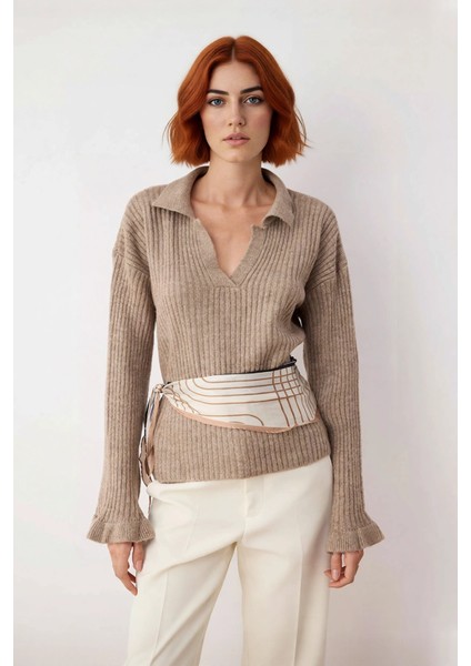 Kadın Günlük Şıklık Sunan Regular Kalıp Apaş Yaka Triko Kazak Volanlı Kol Detayı ile Rahat fiyatları