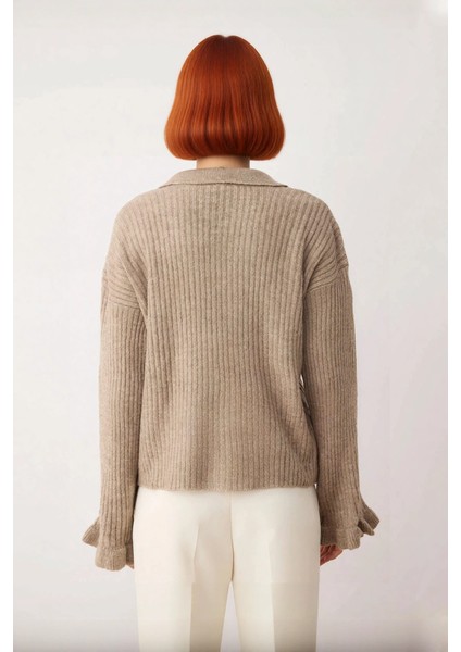 Kadın Günlük Şıklık Sunan Regular Kalıp Apaş Yaka Triko Kazak Volanlı Kol Detayı ile Rahat modelleri