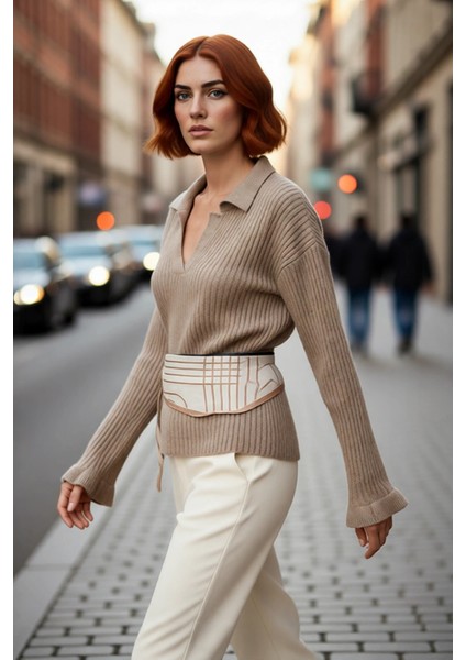 Kadın Günlük Şıklık Sunan Regular Kalıp Apaş Yaka Triko Kazak Volanlı Kol Detayı ile Rahat fırsatları