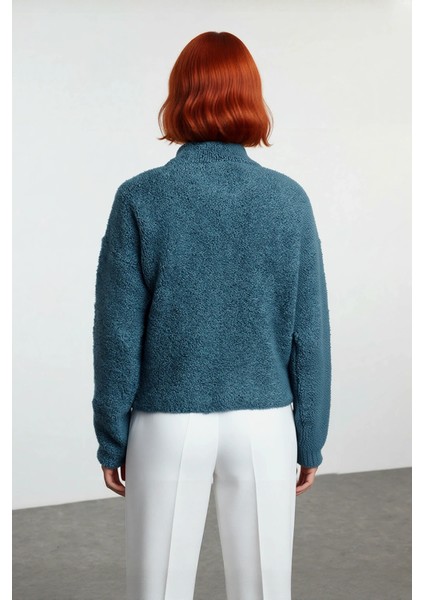 Kadınlara Özel Oversize Dokulu Standart Kol Dik Yaka Fermuarlı Triko Kazak Soğuk Günler Için fiyatları