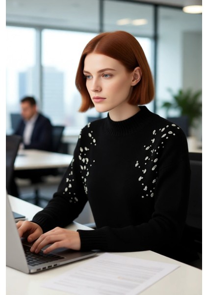 Kadın Uzun Boy Düşük Kol Dik Yaka Triko Kazak Işlemeli Tasarımıyla Soğuk Günlerin Vazgeçilmezi