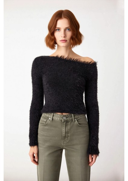 Kadın Modern Regular Kalıp Tüylü Triko Kazak Uzun Kollu Kayık Yaka Crop Tasarım Gündüz Gece Şıklığı