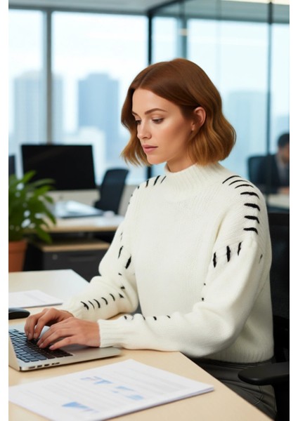 Kadın Crop Boy Oversize Dik Yaka Iplik Detaylı Triko Kazak Soğuk Havaların Gözdesi Olarak Öne Çıkar