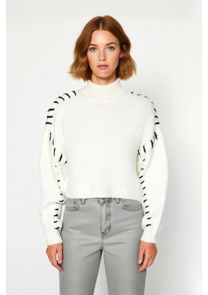 Kadın Crop Boy Oversize Dik Yaka Iplik Detaylı Triko Kazak Soğuk Havaların Gözdesi Olarak Öne Çıkar fiyatları