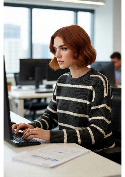 Kadın Çizgili Oversize Triko Kazak Bisiklet Yaka Tasarımı ile Uzun Kollu Kış Günlerinin Yıldızı