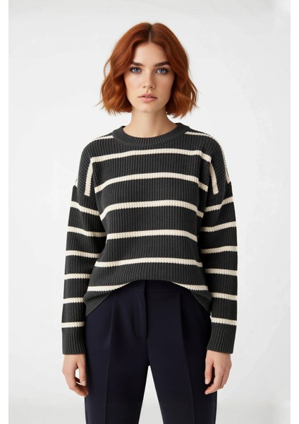 Kadın Çizgili Oversize Triko Kazak Bisiklet Yaka Tasarımı ile Uzun Kollu Kış Günlerinin Yıldızı fiyatları