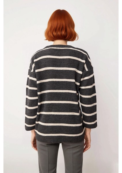 Kadın Çizgili Oversize Triko Kazak Bisiklet Yaka Tasarımı ile Uzun Kollu Kış Günlerinin Yıldızı modelleri