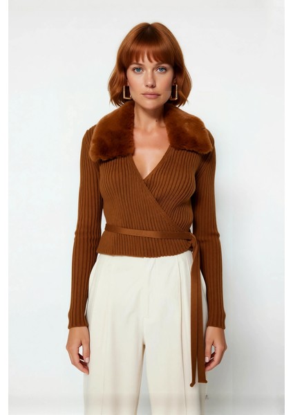 Kadın Akrilik Triko Crop Kazak Fitted Bağcıklı Tasarım Kürklü Yaka Detayı ile Soğuklara Meydan fiyatları