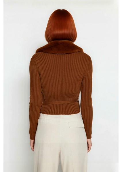 Kadın Akrilik Triko Crop Kazak Fitted Bağcıklı Tasarım Kürklü Yaka Detayı ile Soğuklara Meydan modelleri