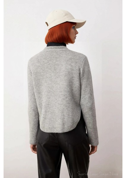 Kadın Regular Boy Orta Kalınlıkta Rahat Oversize Triko Kazak Şık Yan Düğme Detaylarıyla Öne Çıkıyor modelleri