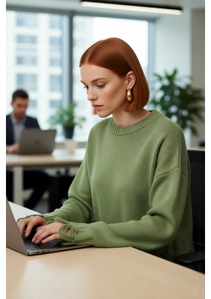 Kadın Basic Siluet Oversize Triko Kazak Crop Düşük Kol Akıtma Detaylı Soğuk Havalar Için Ideal