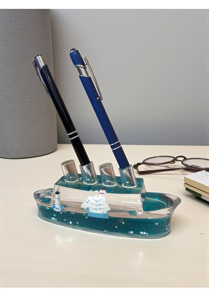 Mavi Yolcu Gemisi Sulu Kalemlik – 4 Kalem Kapasiteli Masa Dekoru (16 Cm)